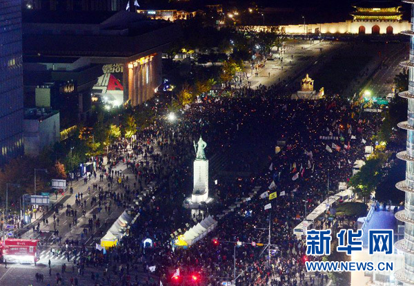 　10月29日，韩国民众在首尔市中心举行集会