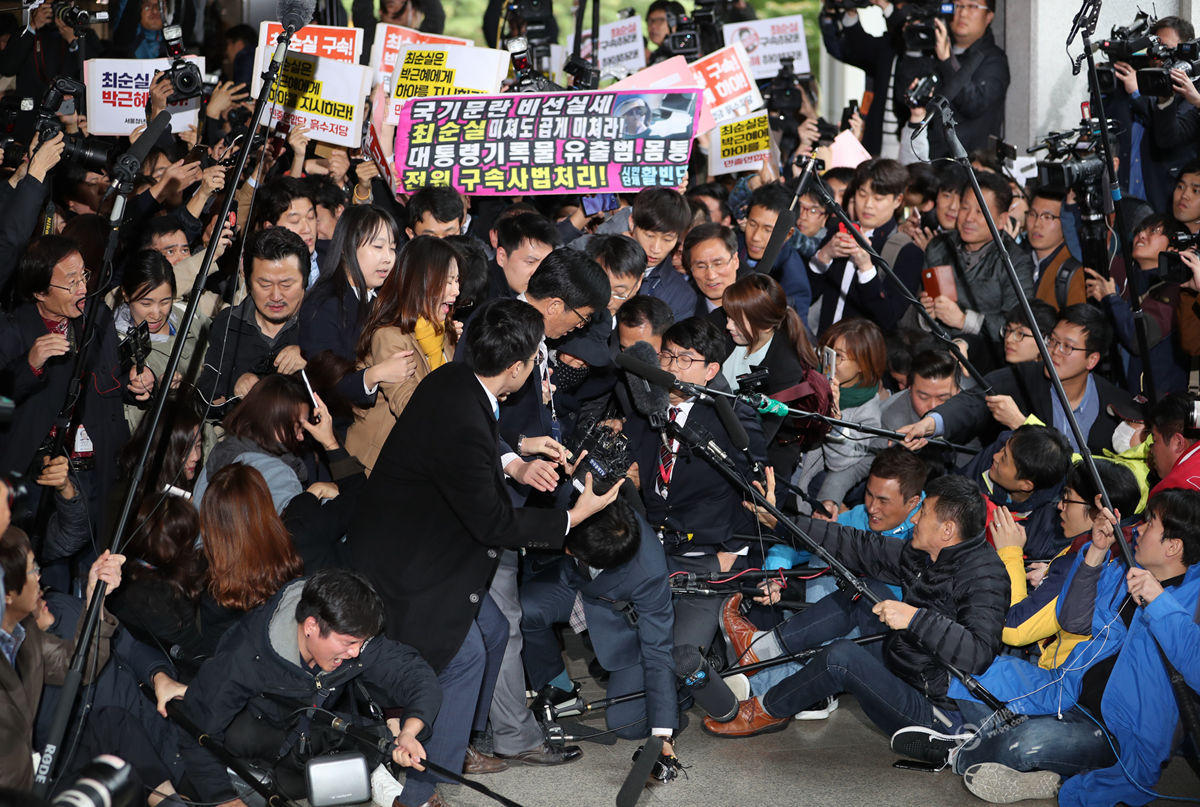 崔顺实遭民众“围攻” 鞋子挤掉记者跪地狂拍