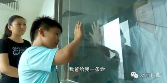 江苏徐州的曹磊和妻子分别是建筑公司文员和商场营业员，他们有一个8岁的儿子曹胤鹏。