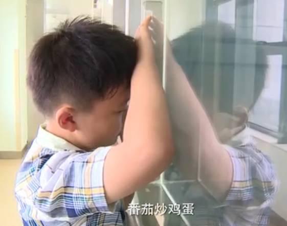 出院后的曹胤鹏，也由小毛头变成了小大人。为了鼓励爸爸，学会了自己下厨房。
