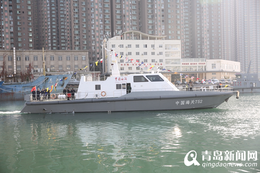 高清:青岛启用山东首艘海关监管艇 又快又灵活