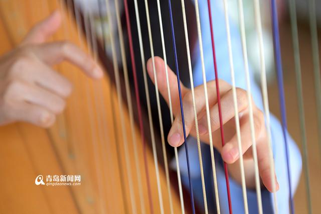 新青年】90后竖琴女孩 时薪5000元秒杀白领