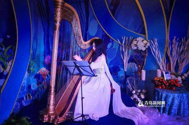 新青年】90后竖琴女孩 时薪5000元秒杀白领