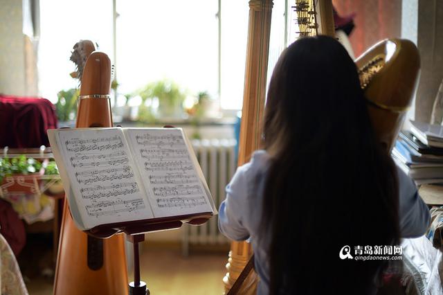 新青年】90后竖琴女孩 时薪5000元秒杀白领