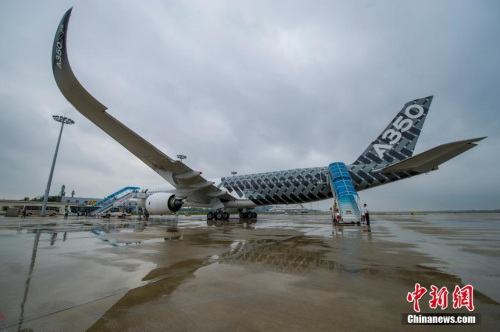 图为空客A350-900测试飞机亮相海口美兰国际机场。 中新社记者 骆云飞 摄