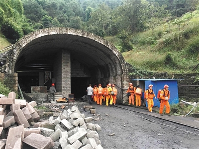 10月31日，救援人员在永川区来苏镇金山沟煤矿抢险救援现场准备救援。本版图片/据新华社