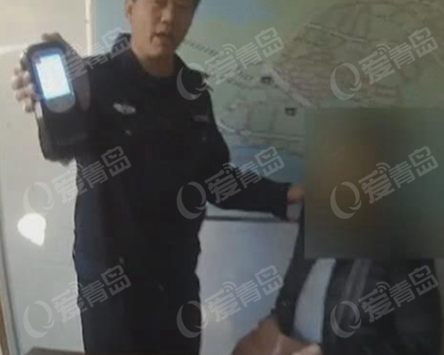 轿车遮挡号牌被处罚 司机酒后开车到交警队处理