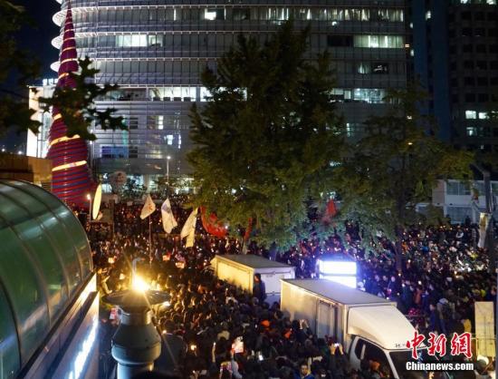 10月29日晚，近两万名韩国民众及民间团体人士在首尔市中心举行烛光集会，谴责“亲信干政事件”给韩国社会带来的不良影响，要求总统朴槿惠对此事负责。图为集会现场。<a target=&apos;_blank&apos; href=&apos; align=