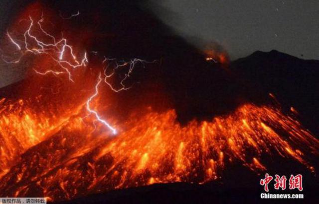 日本九州鹿儿岛县樱岛于当地时间2月5日晚发生火山喷发,大量岩浆涌出