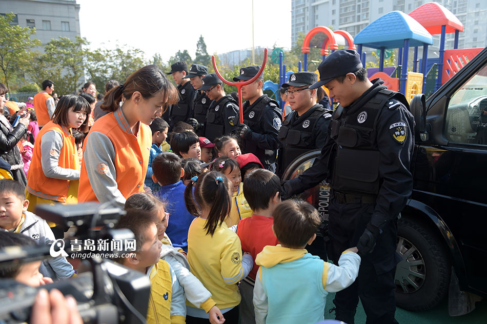 高清:特警巡逻车开进幼儿园 娃娃和特警玩嗨了