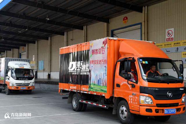 组图：消防演练仓库灭火 出动39米云梯消防车