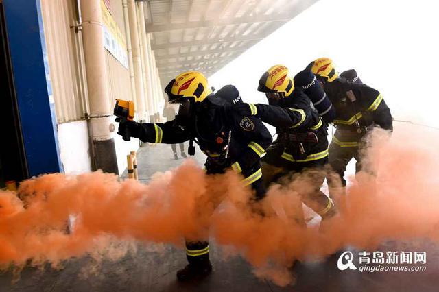 组图：消防演练仓库灭火 出动39米云梯消防车