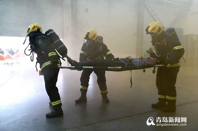 组图：消防演练仓库灭火 出动39米云梯消防车
