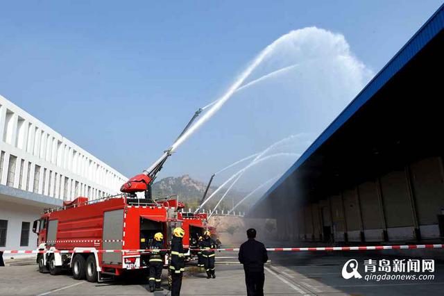 组图：消防演练仓库灭火 出动39米云梯消防车