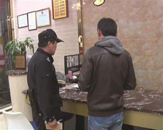 大图：民警赶到宾馆调查情况。