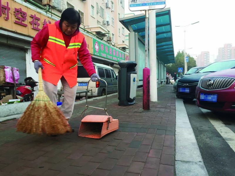 李沧组织居民进行环卫工体验 摸黑早起扫马路