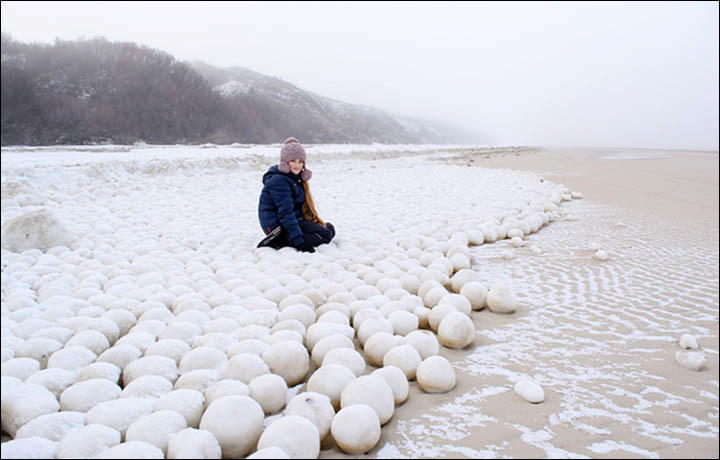 俄罗斯现神秘雪球堆 规模巨大天然形成(组图)