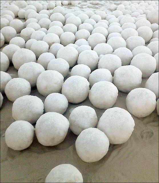 俄罗斯现神秘雪球堆 规模巨大天然形成(组图)