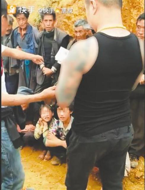 多位网络主播被曝伪慈善：往小孩脸上抹泥比惨