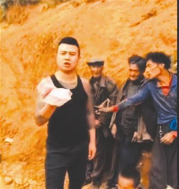 多位网络主播被曝伪慈善：往小孩脸上抹泥比惨