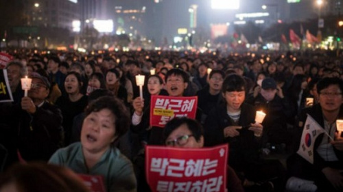 韩国首尔数万民众示威抗议 要求朴槿惠下台