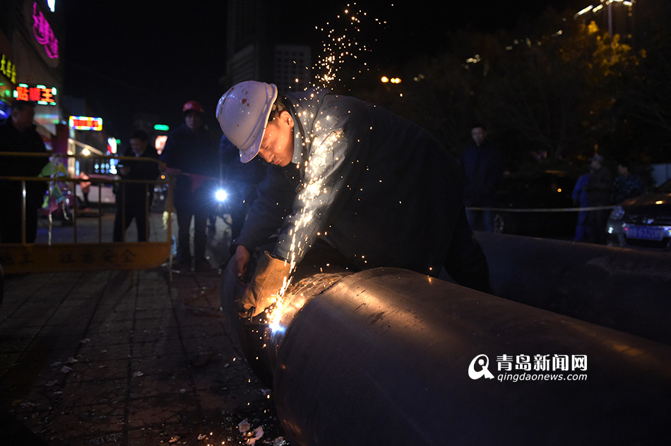 香港中路暖气管道泄漏 抢修队员彻夜奋战