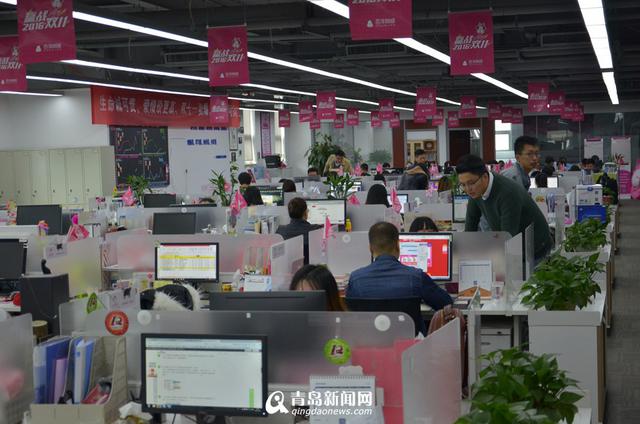 高清:实拍双11电商之夜 全体员工喝红牛熬通宵 高清:实拍双11电商之夜 全体员工喝红牛熬通宵