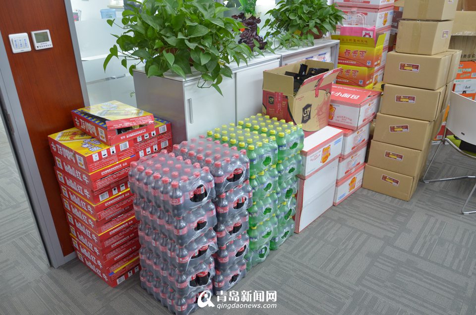 高清:实拍双11电商之夜 全体员工喝红牛熬通宵