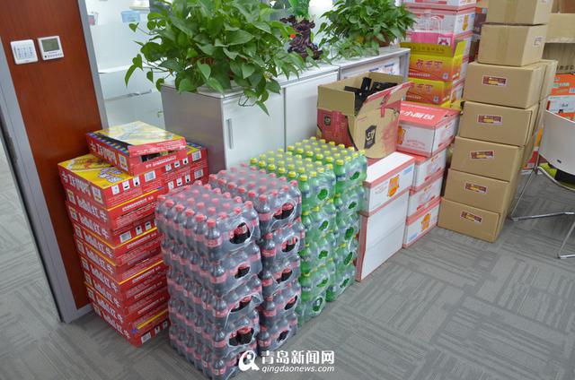高清:实拍双11电商之夜 全体员工喝红牛熬通宵 高清:实拍双11电商之夜 全体员工喝红牛熬通宵