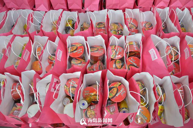 高清:实拍双11电商之夜 全体员工喝红牛熬通宵 高清:实拍双11电商之夜 全体员工喝红牛熬通宵