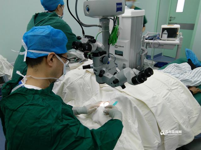 高清：实拍高精尖白内障手术 全程仅需5分钟
