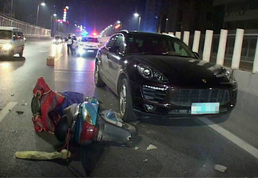 男子骑车逆行 撞保时捷后倒地大睡