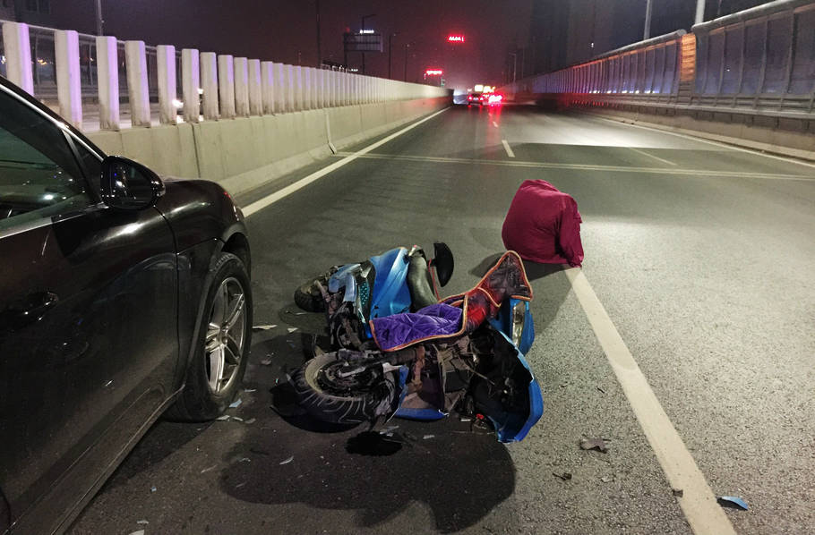 男子骑车逆行 撞保时捷后倒地大睡