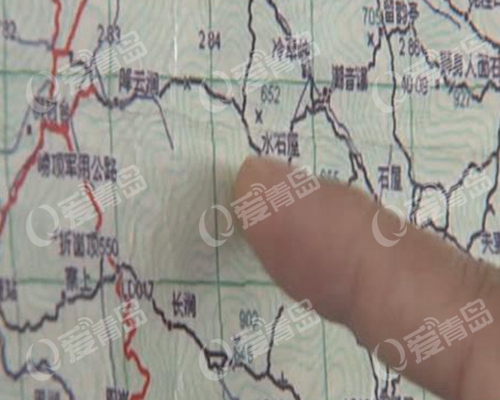 驴友崂山走野路出意外 被救援队员抬出山区