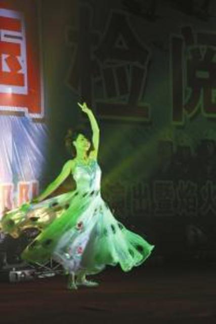 2009年时跳孔雀舞的余旭。(北部战区空军供图)