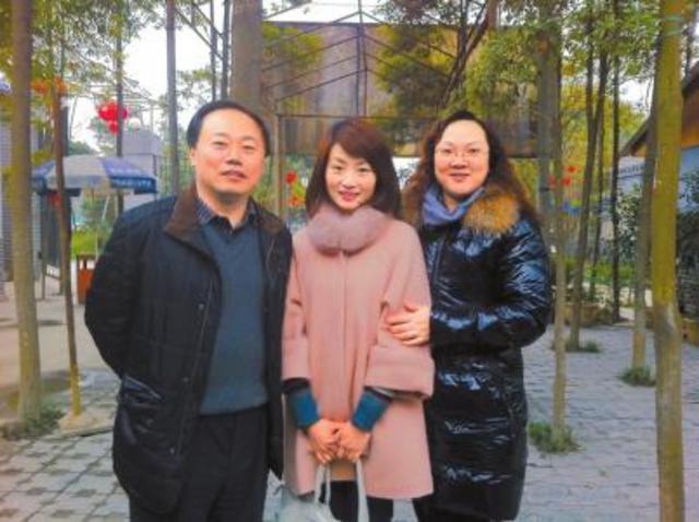 2013年春节,余旭与杜文彪夫妇在崇州合影。