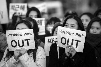 当地时间11月12日，韩国留学生在德国柏林举行示威集会，要求朴槿惠下台。