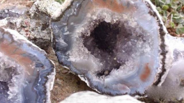 组图:男子海边捡蛋形水晶石 竟让他一夜暴富 组图:男子海边捡蛋形水晶石 竟让他一夜暴富