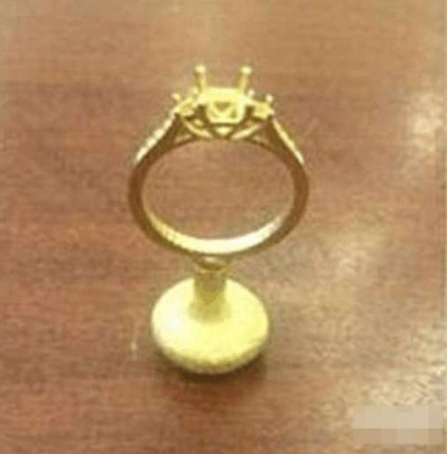 组图:男子海边捡蛋形水晶石 竟让他一夜暴富 组图:男子海边捡蛋形水晶石 竟让他一夜暴富