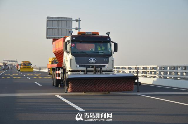 高清：揭秘胶州湾大桥扫雪设备 配歼5发动机