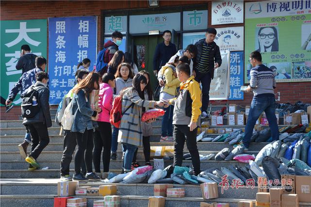 组图:双11后高校快递爆仓 学生取快递排长龙