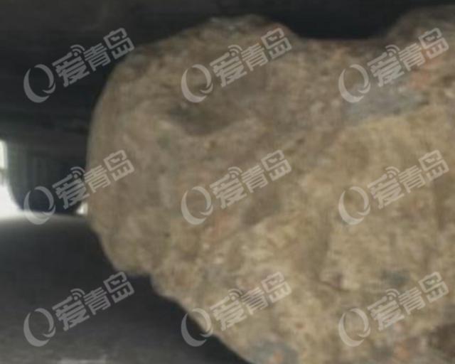车主因谁先让路引纠纷 一方将石头塞对方车下