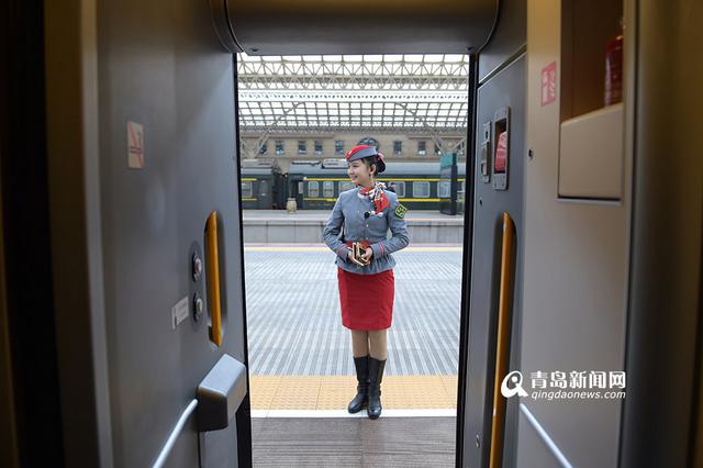 高清:青荣城际开通瞬间 时速200公里高姐抢镜