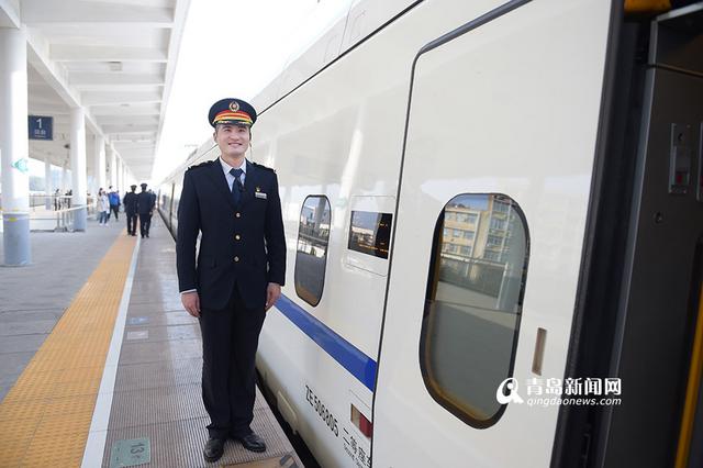高清:青荣城际开通瞬间 时速200公里高姐抢镜