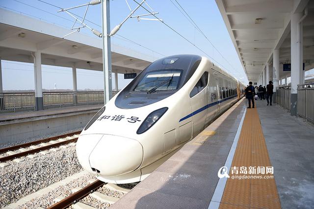 高清:青荣城际开通瞬间 时速200公里高姐抢镜