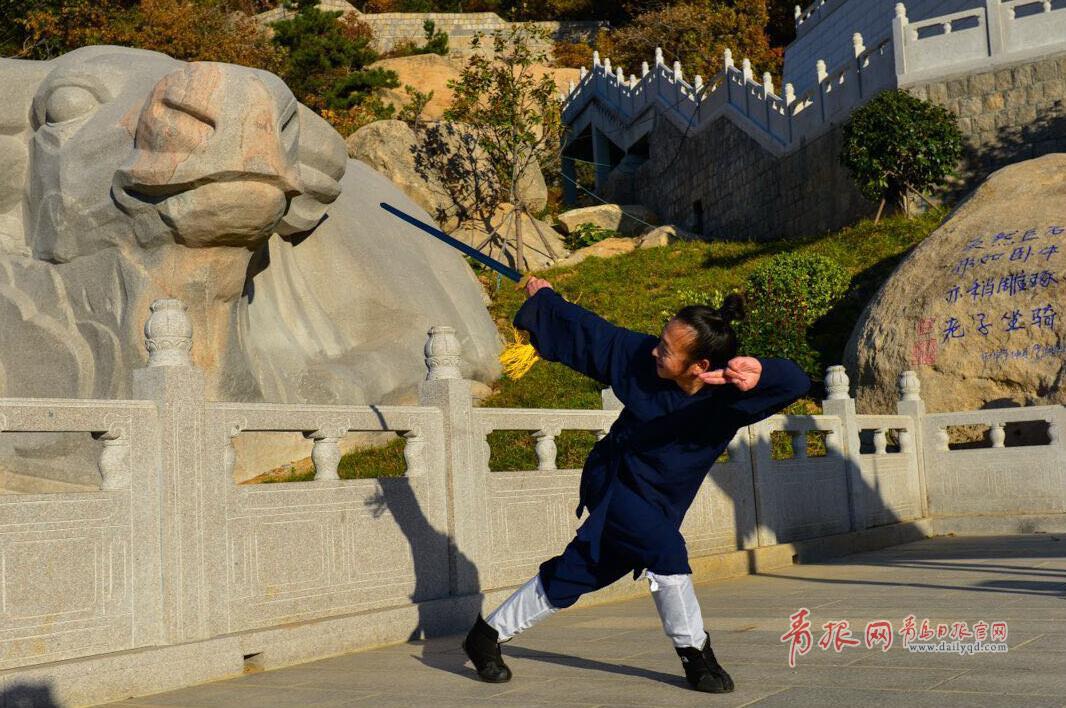 实拍崂山道士晨起舞剑练功 尽显仙风道骨