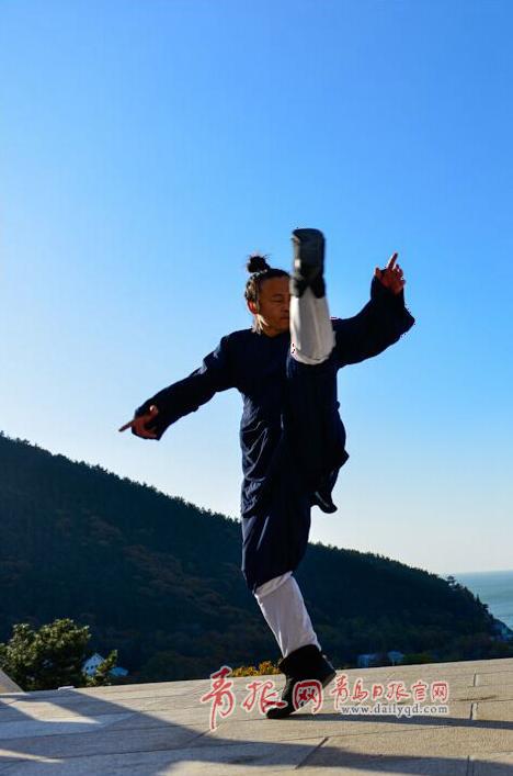 实拍崂山道士晨起舞剑练功 尽显仙风道骨