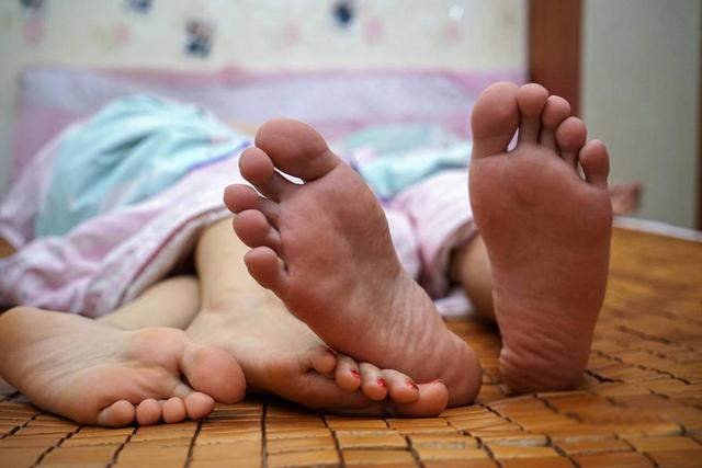 “蓝瘦香菇”男走红后：晒与女友床照秀恩爱