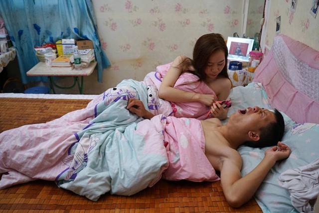 “蓝瘦香菇”男走红后：晒与女友床照秀恩爱