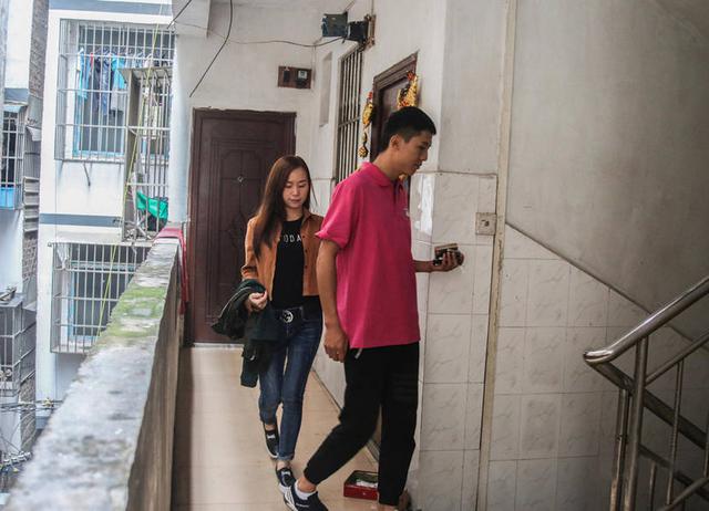 “蓝瘦香菇”男走红后：晒与女友床照秀恩爱